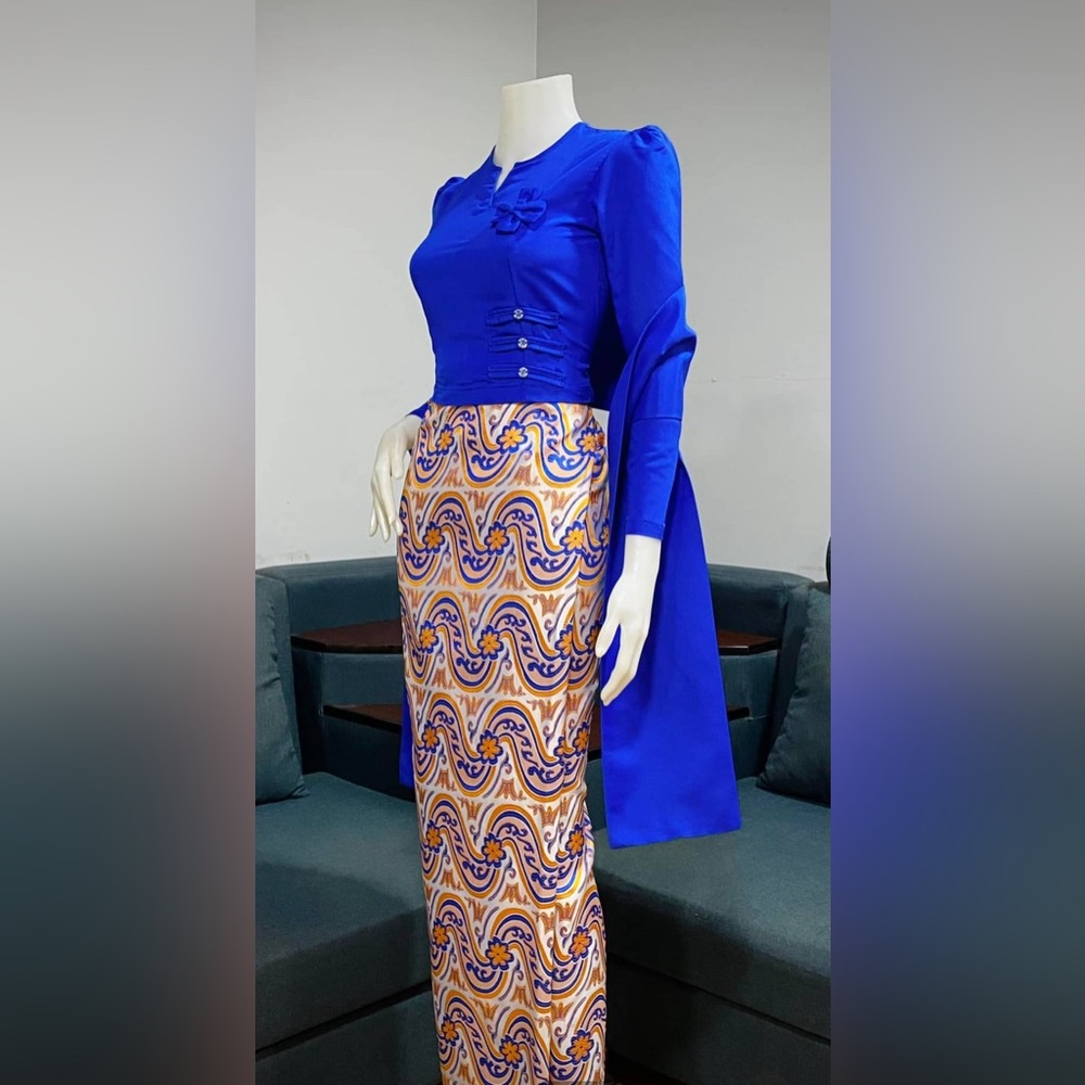 Luxury silk classic wave adjustable custom skirt with zippered top and shawl.NWT